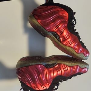 BLACK AND RED FOMPOSITES